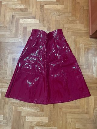 Falda vinotinto efecto piel