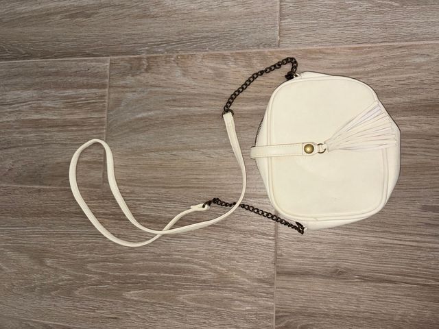 Bolso Bershka blanco con borla