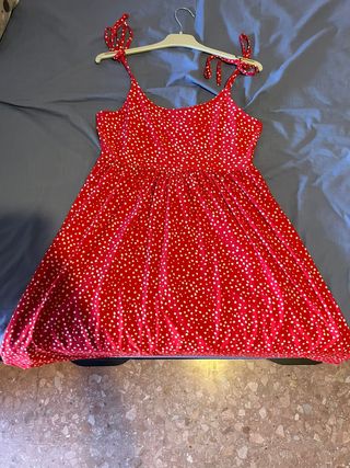 Vestido rojo con puntos blancos