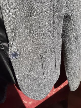 Chaqueta americana gris con broche