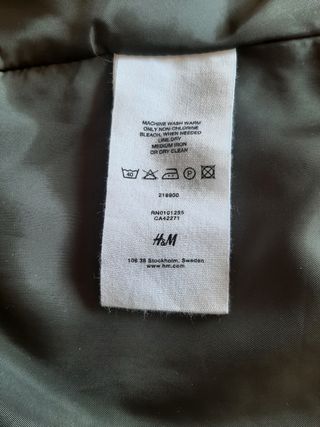 Chaqueta americana gris con broche