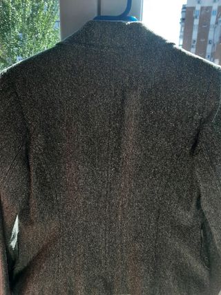 Chaqueta americana gris con broche