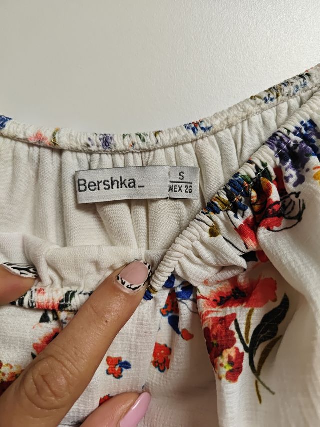 Blusa floral escotada blanca