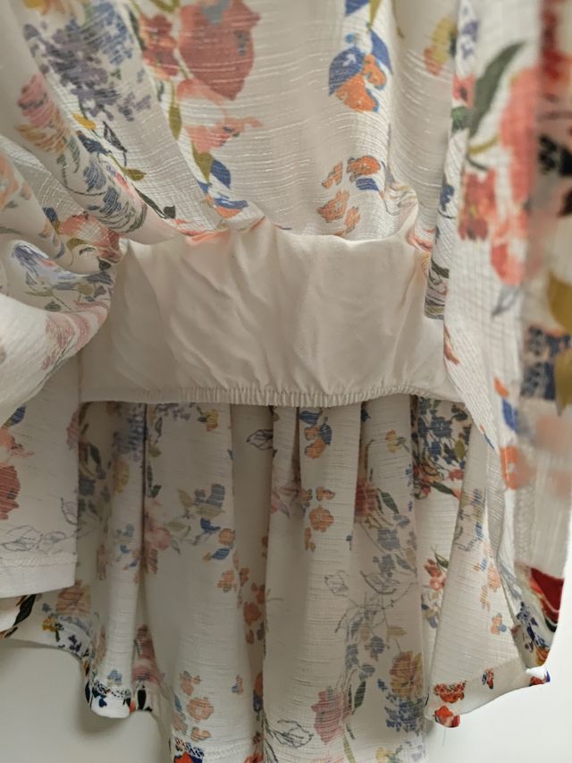 Blusa floral escotada blanca