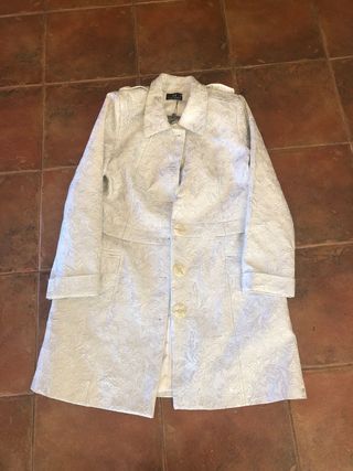 Chaqueta plateada y blanca con estampado