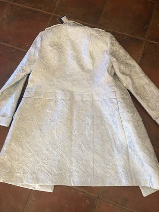 Chaqueta plateada y blanca con estampado