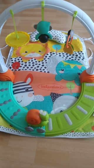 Gimnasio bebé infantil con juguetes