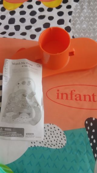 Gimnasio bebé infantil con juguetes