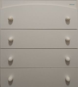 Cómoda blanca de madera