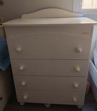 Cómoda blanca de madera