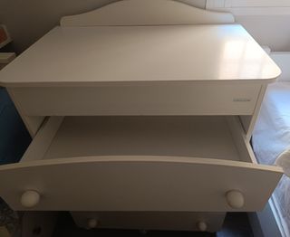 Cómoda blanca de madera