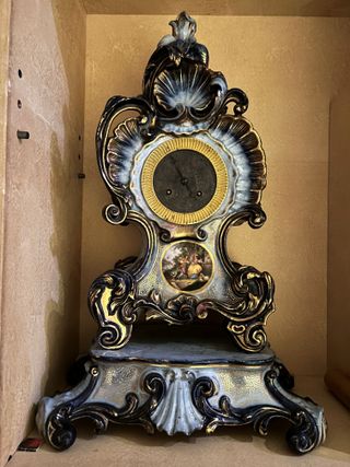 Pendola antica in ceramica decorata