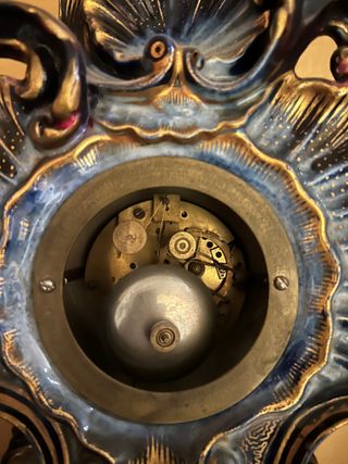 Pendola antica in ceramica decorata