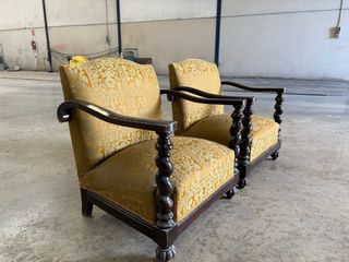 Sillones antiguos de madera y tela