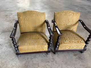 Sillones antiguos de madera y tela