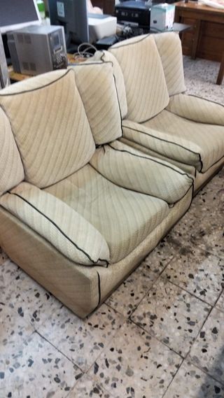 Pareja de sillones de tela beige. precio de los do