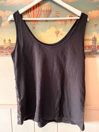 Top negro con lentejuelas multicolor