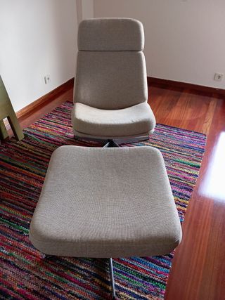 Conjunto butaca y reposapiés beige