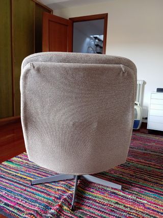 Conjunto butaca y reposapiés beige