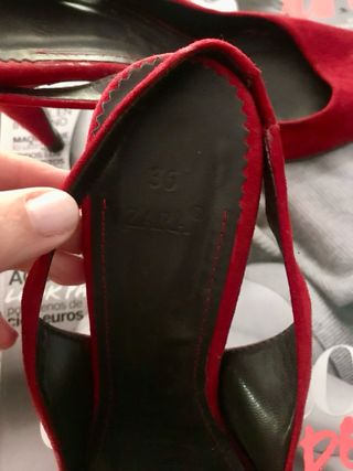 Zapatos rojos destalonados