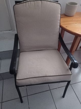 Sillón de jardín beige y negro