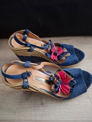 Sandalias cuña Gino Vaello azul y rosa