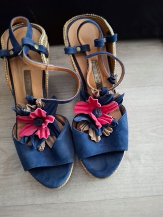Sandalias cuña Gino Vaello azul y rosa