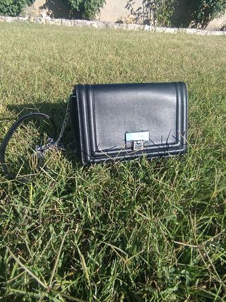 Bolso negro con cadena