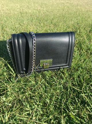 Bolso negro con cadena