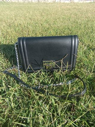 Bolso negro con cadena
