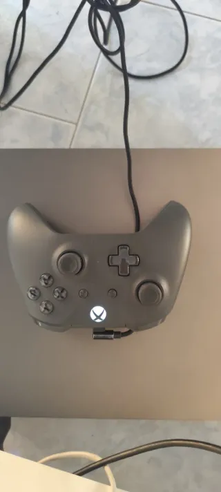 Xbox One X Gold Edition + Controller