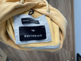 Sudadera Quiksilver con capucha amarilla