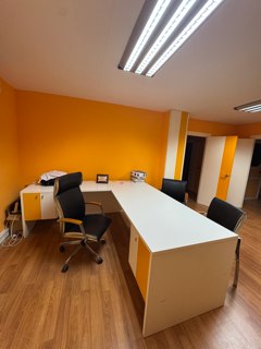 Mesa de oficina modular blanca y amarilla
