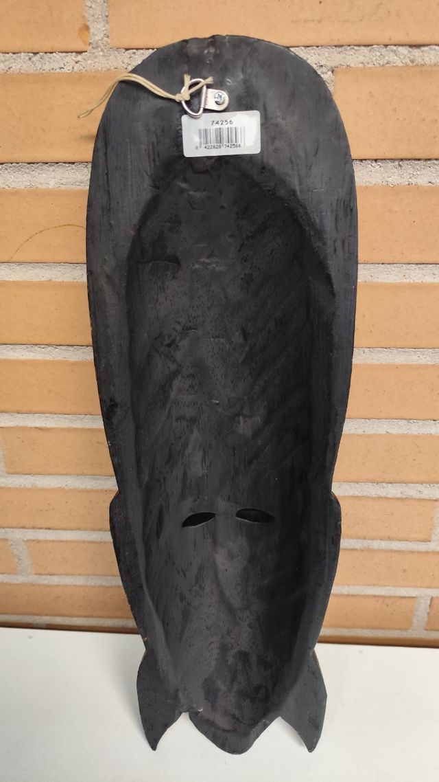 Máscara africana de madera y metal