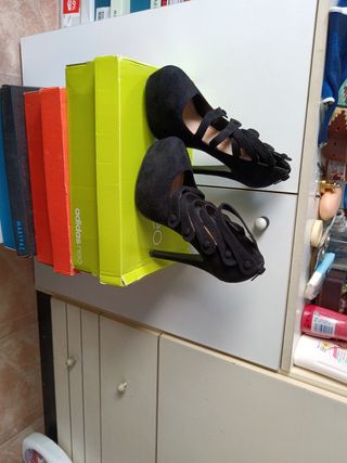 Zapatos de tacón negros con tiras