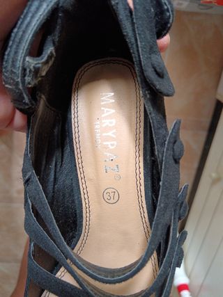 Zapatos de tacón negros con tiras