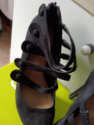 Zapatos de tacón negros con tiras