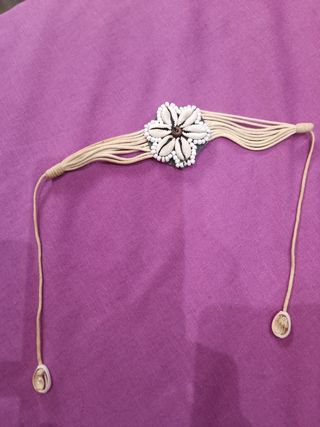 Pulsera de conchas y cordón beige