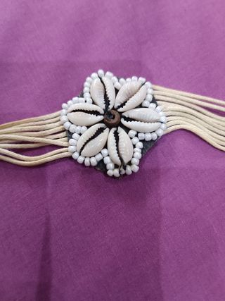 Pulsera de conchas y cordón beige