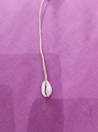 Pulsera de conchas y cordón beige