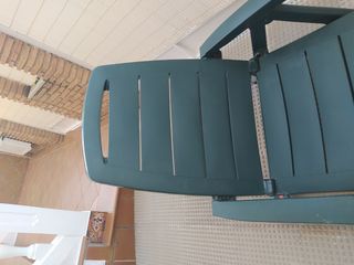 Tumbona plegable de plástico verde