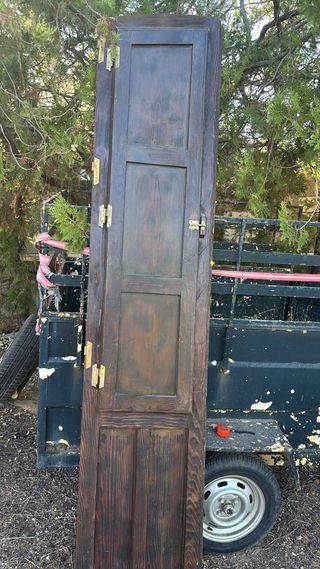 Puerta de madera con postigo