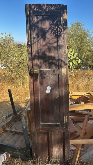 Puerta antigua con postigo