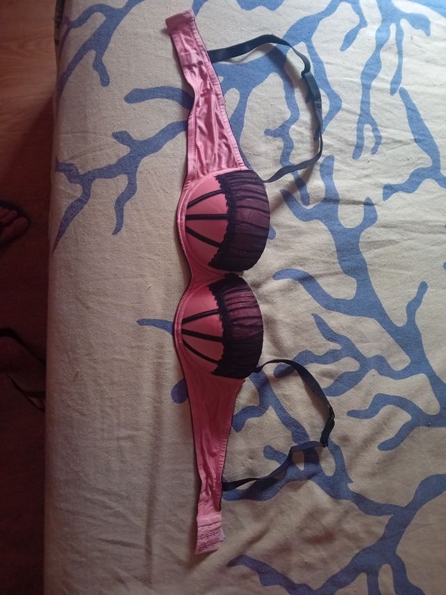 Sujetador rosa con detalles negros