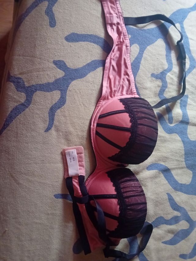 Sujetador rosa con detalles negros