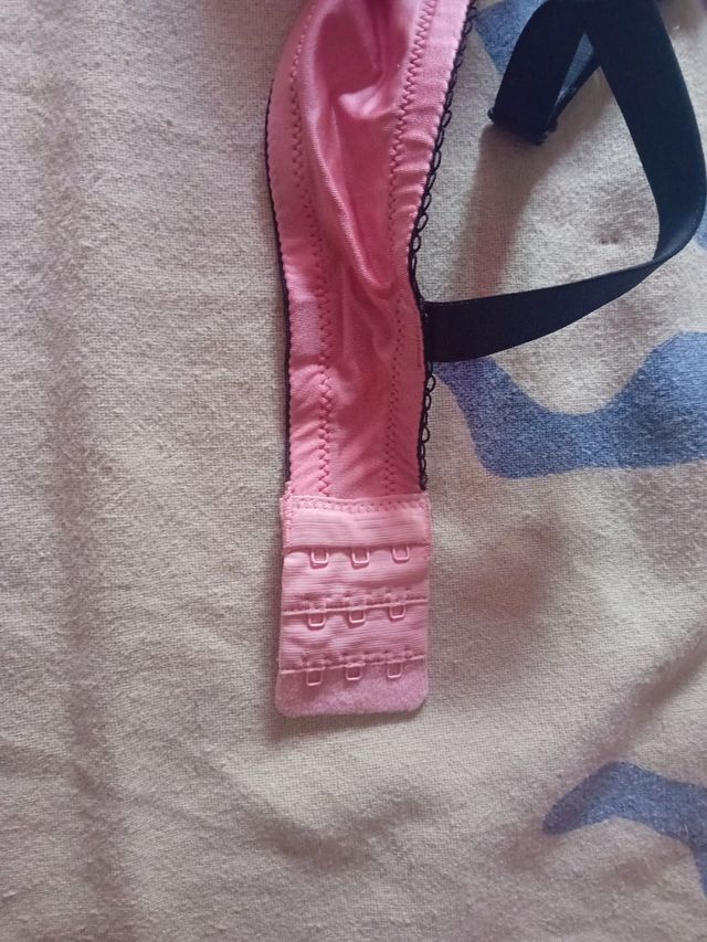 Sujetador rosa con detalles negros