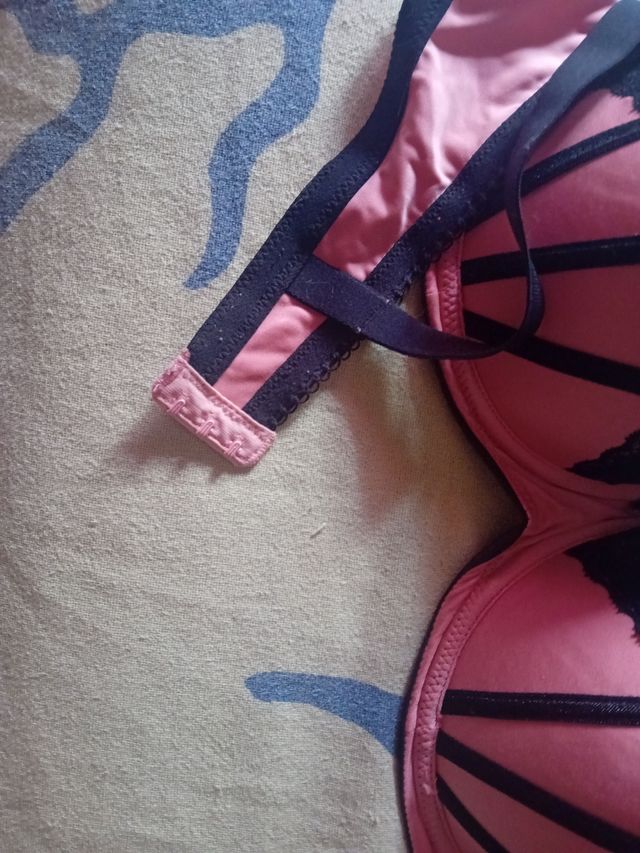 Sujetador rosa con detalles negros