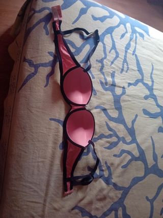 Sujetador rosa con detalles negros