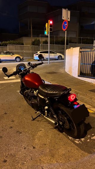 Triumph Street Twin 900 Roja