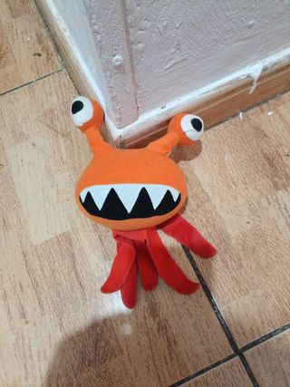 Peluche naranja monstruo ojos y tentáculos